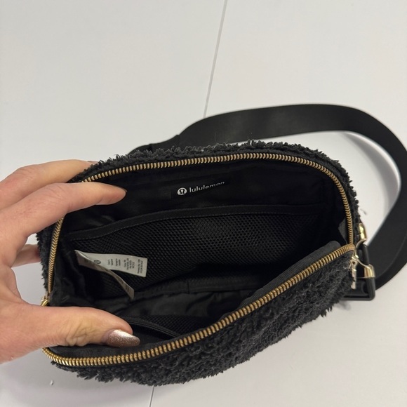 Lululemon Everywhere Fleece Belt Bag Black Gold Zipper Sherpa Crossbody - Picture 5 of 9